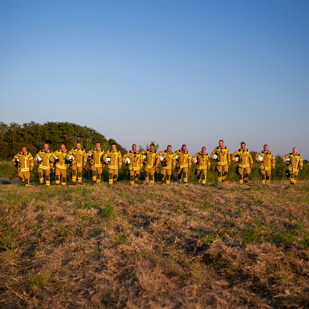 Feuerwehrmannschaft auf einem Feld
