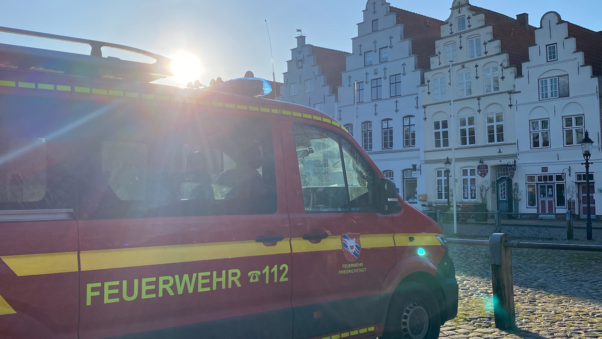 Feuerwehrauto geparkt auf einem Marktplatz