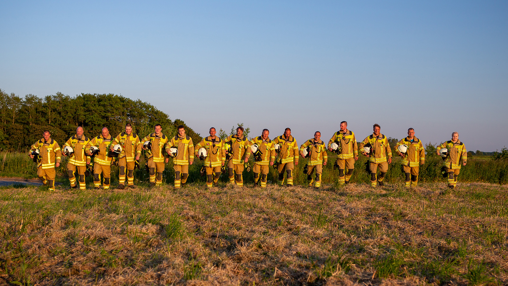 Feuerwehrmannschaft auf einem Feld