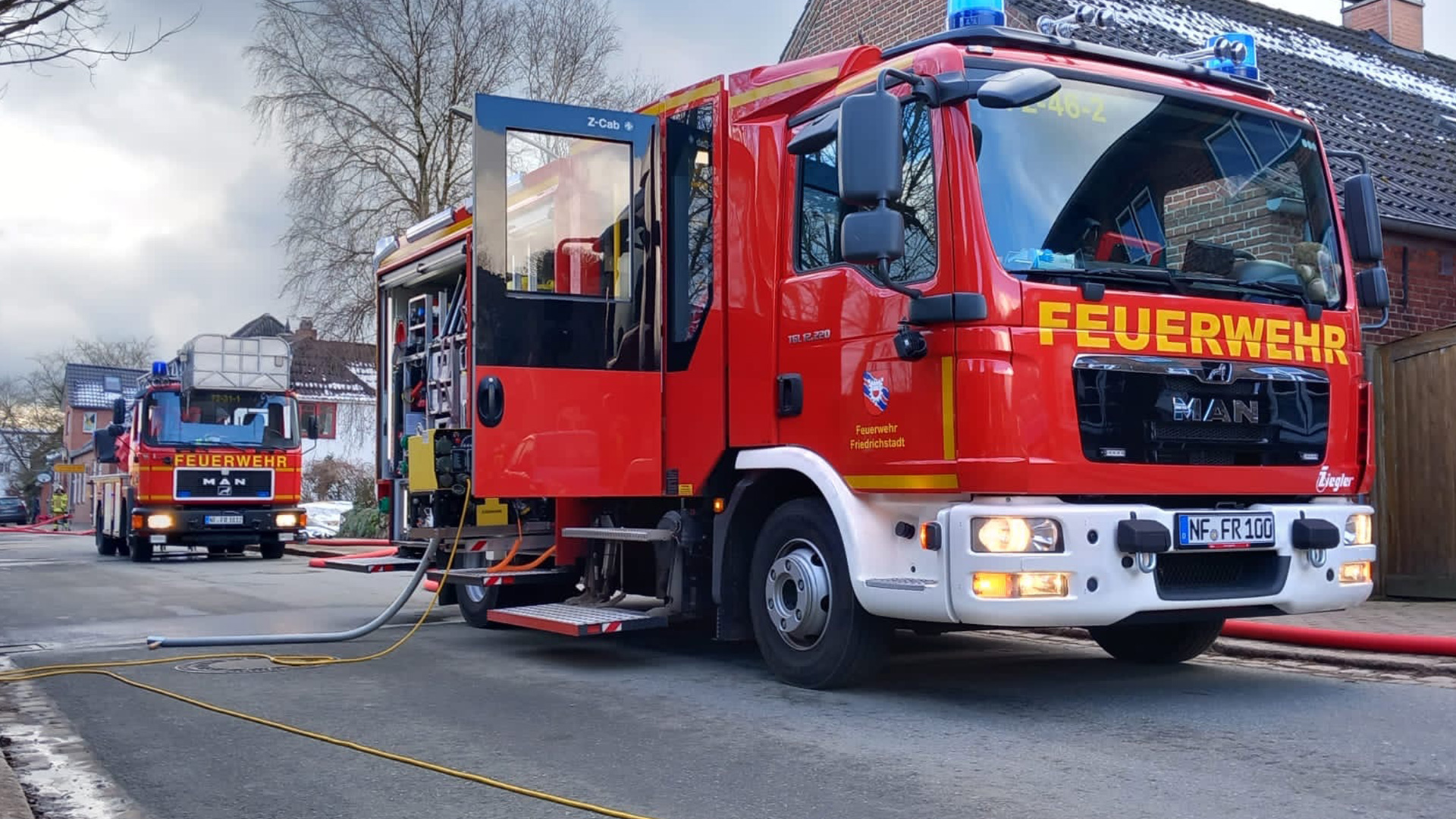 zwei Feuerwehrwagen auf einer Straße