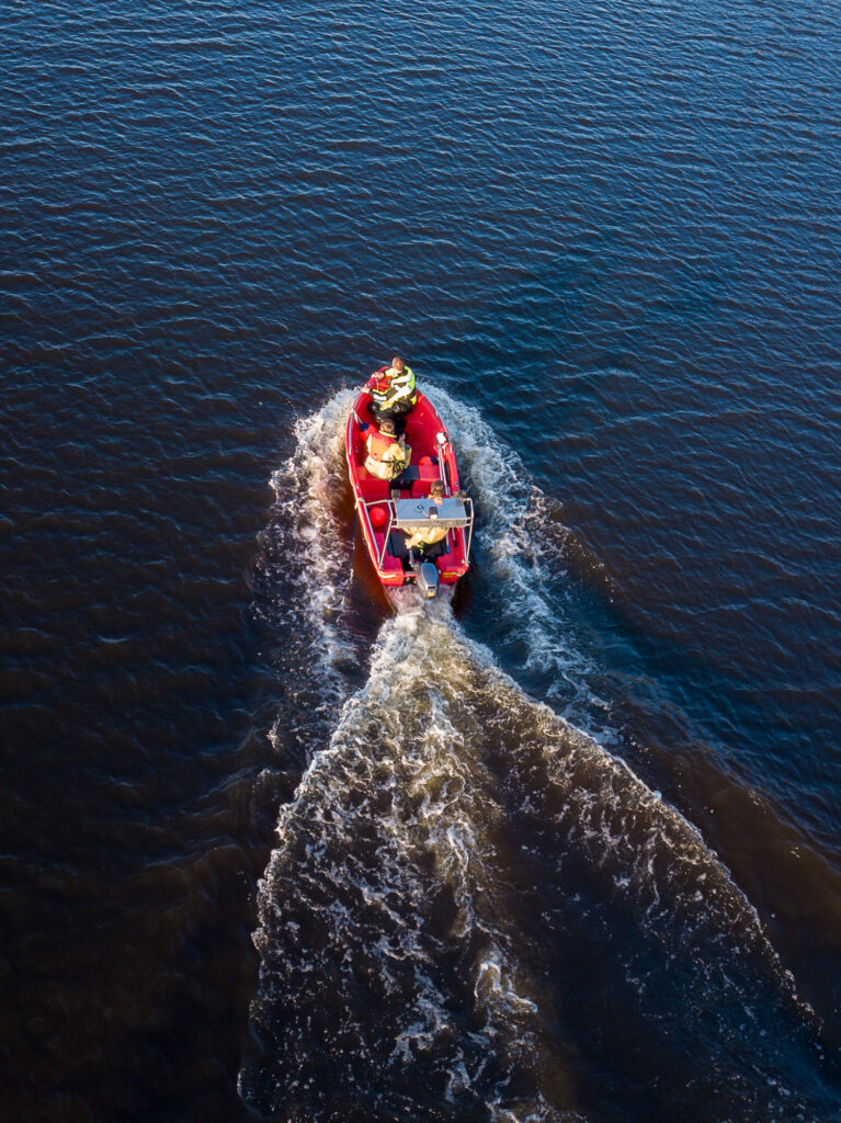 Feuerwehrboot im Einsatz auf der Treene bei Sonnenschein