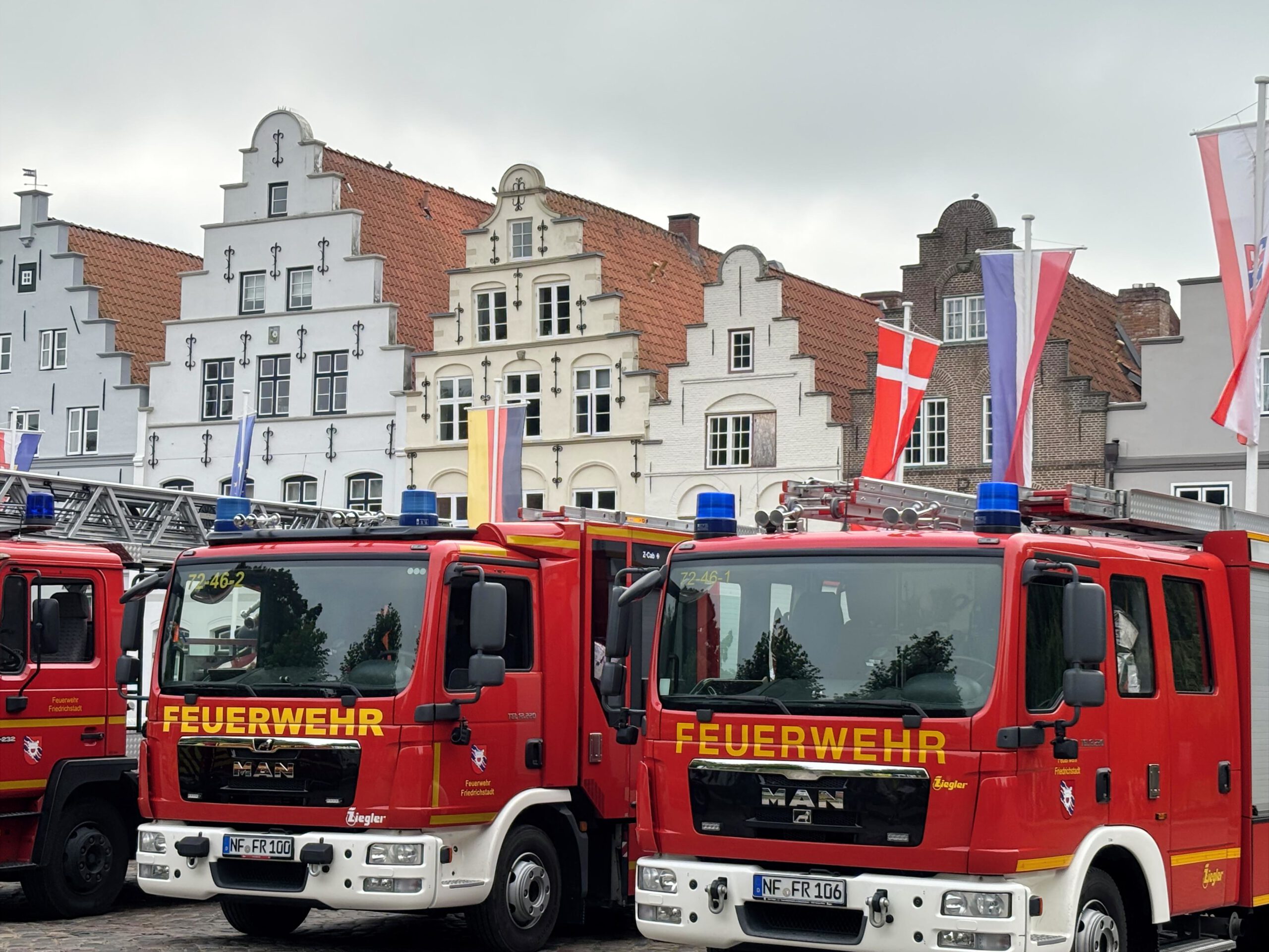 Feuerwehrautos auf dem Marktplatz